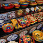 Värikäs keramiikka myynnissä Mijas Pueblossa