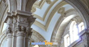 Das Mittelschiff, Säulen und Hauptstädte, Kathedrale von Baeza, Jaén, Andalusien, Spanien